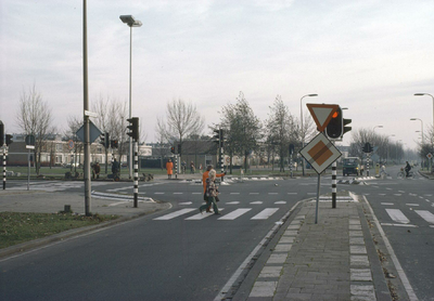 117500 Afbeelding van een verkeersbrigadier op de oversteekplaats voor voetgangers in de Oranjerivierdreef te Utrecht, ...